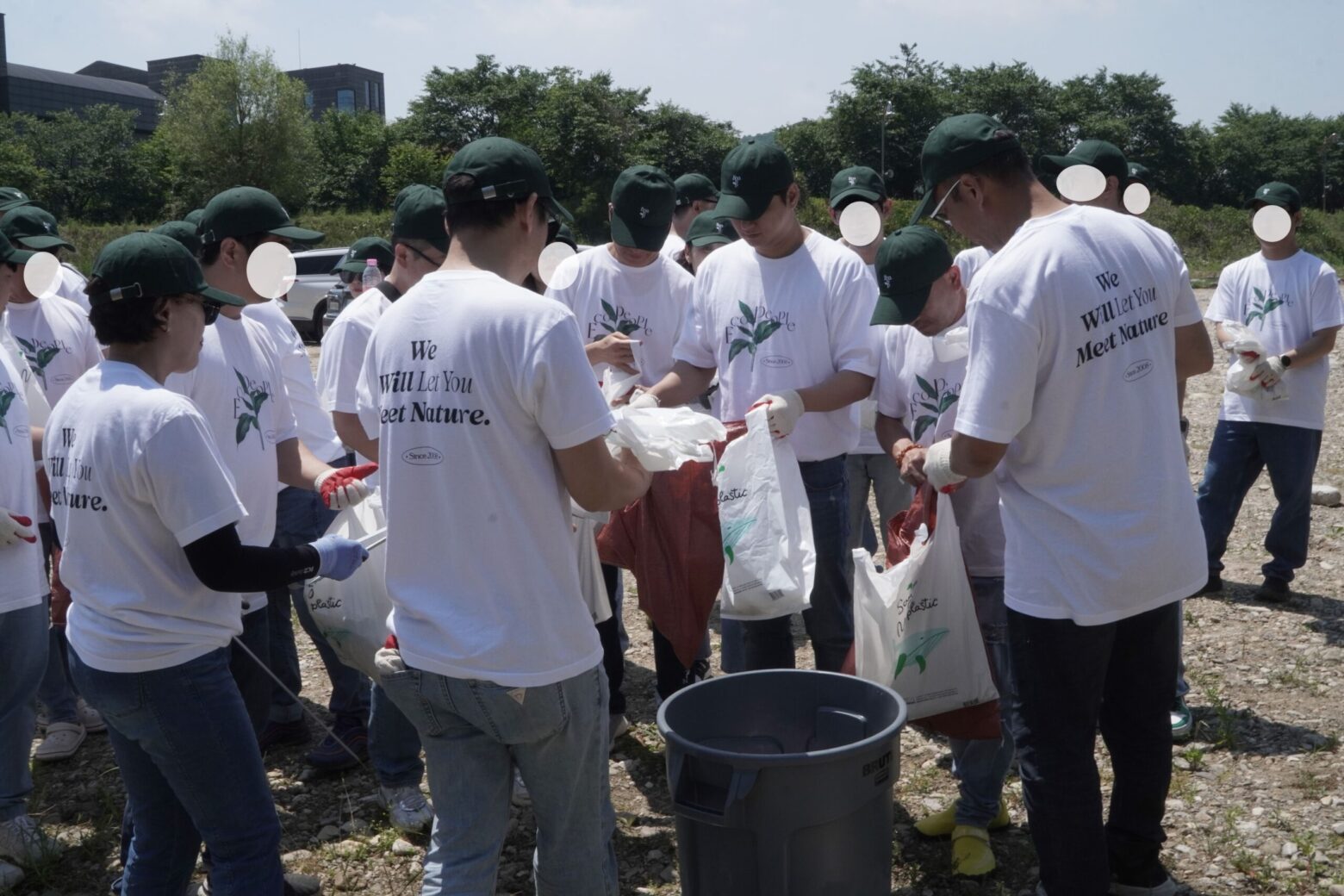 플로깅을 완료하여 쓰레기 봉투를 한 곳에 모으는 사진이다.