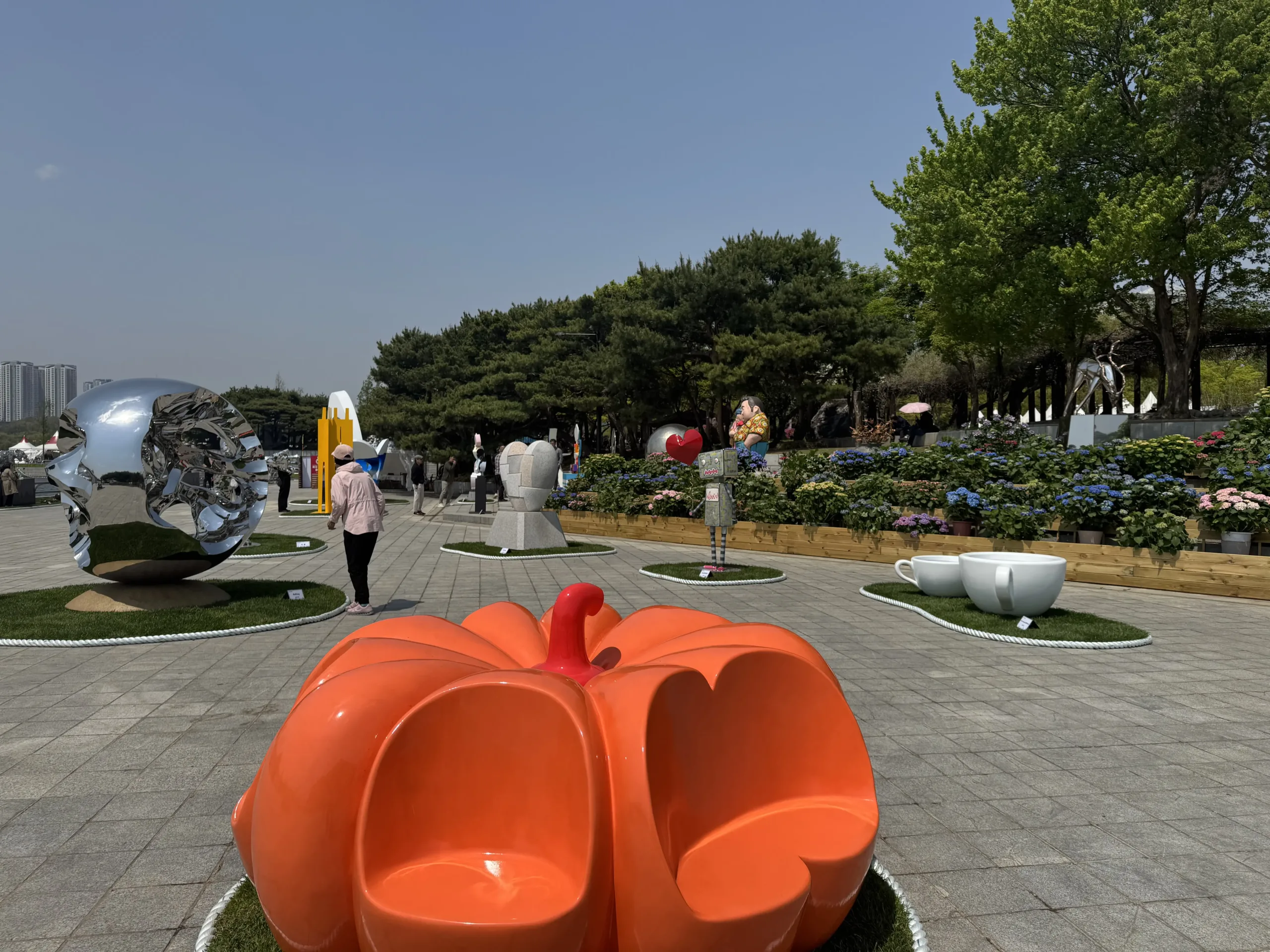 2025고양꽃박람회에 일산 호수를 마주하는 꽃과 환상의 정원으로 예술작품과 꽃을 동시에 감상할 수 있다.