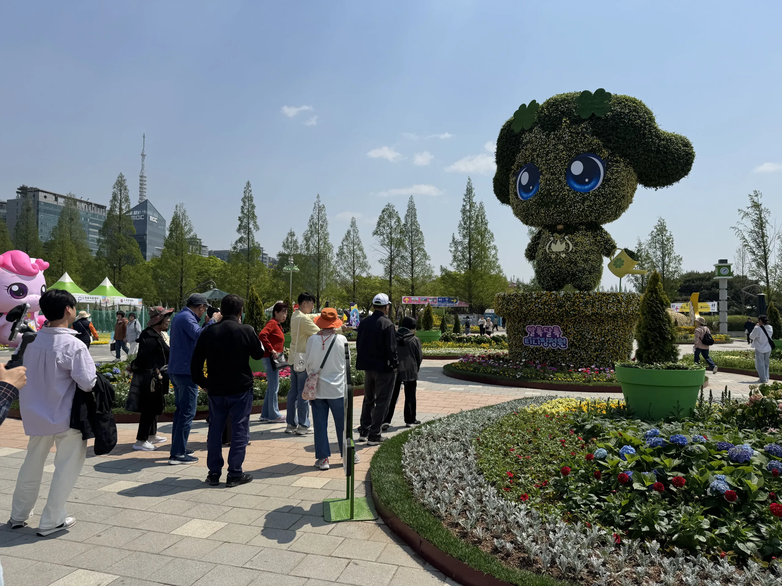 2025고양꽃박람회 티니핑 존에 거대한 차차핑 동상이 있다. 모두 꽃으로 만들어져 있어 놀라움을 자아낸다.
