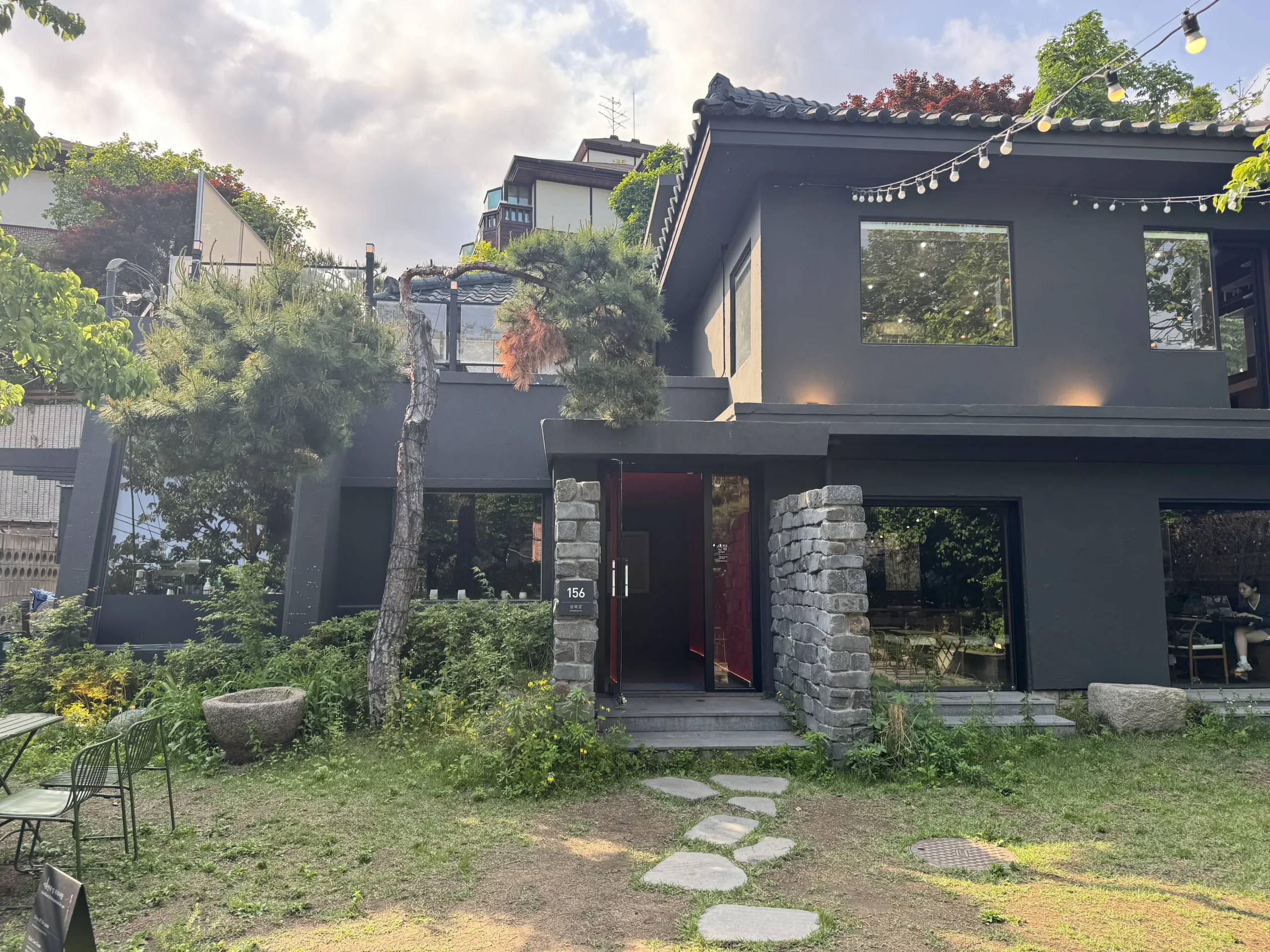 선잠의 테라스에서 촬영한 사진. 돌 길을 따라 걸어가면 입구가 보인다.